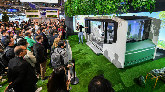 올해 1월 미국 라스베이거스에서 열린 CES 2023에서 관람객들이 현대모비스의 유망 특허 기술들이 탑재된 미래형 콘셉트카 엠비전 시리즈를 체험하고 있는 모습. 현대모비스 제공